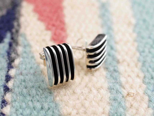 ナバホ　05-0001　Francis Jones フランシスジョーンズ作　エッジプレート　スクエアピアス（2個セット）