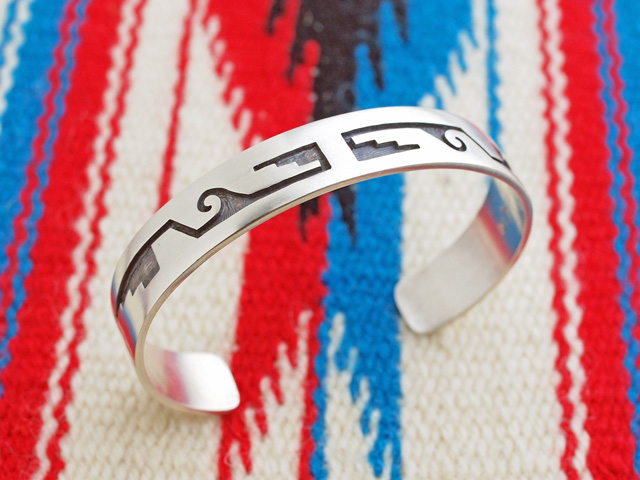 ホピ　22-0238　セドリック・クワニンヴァヤ（Cedrick Kuwaninvaya）作　ウォーターシンボル　オーバーレイ・ブレスレット