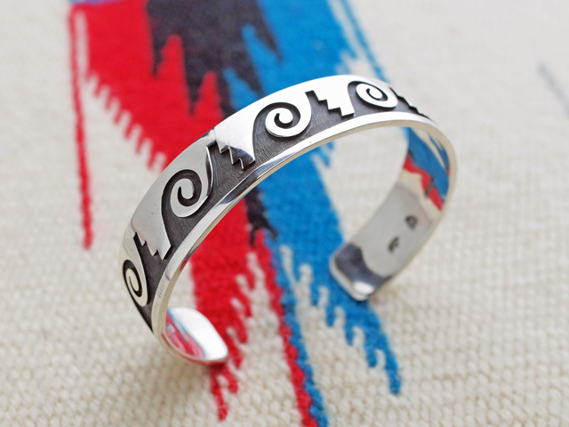 ホピ　22-0244　グリセルダ・スフキー（Griselda Saufkie）作　ウォーターシンボル　オーバーレイ・ブレスレット