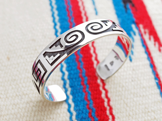 ホピ　22-0248　グリセルダ・スフキー（Griselda Saufkie）作　ウォーターシンボル　オーバーレイ・ブレスレット