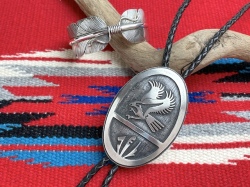 【1980年代後半製ビンテージ】ナバホ 04-0177 故ランディ・ショーティ作　フライングイーグル・オーバーレイ・ボロータイ