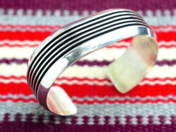 ナバホ　02-0299　Francis Jones フランシスジョーンズ作　エッジプレート・ブレスレット　4シルバーブレード&5ブラックトラック　20mm幅