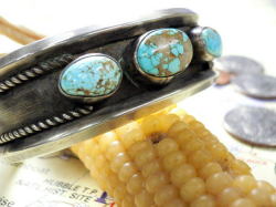 【K.S様ご予約済み】ナバホ　02-0280　ルース・アン・ビゲイ作　ナンバーエイト・ターコイズ（ナチュラル）　3連ブレスレット　※動画あり