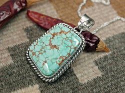 【当店別注】　ナバホ　03-0544　エヴァンジー・ウィリー作　ナンバーエイト・ターコイズ（ナチュラル）・ペンダント　※動画あり