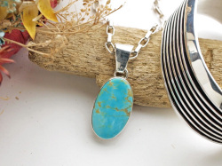 ナバホ　03-0673　エルヴィラ・チャベス作　キングマン・（スタビライズド）ターコイズ・ペンダント