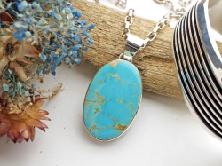 ナバホ　03-0686　エルヴィラ・チャベス作　キングマン・（スタビライズド）ターコイズ・ペンダント