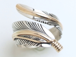 ナバホ　01-0299　ハービ－・メイス作　イーグルフェザー　ワイド　アジャスタブルサイズ・リング　12Kゴールド・センターライン