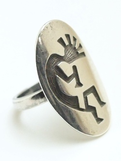 【1980年代後半製ビンテージ】ホピ　21-0326　Gordon Honyestewa（ゴードン・ホニイェステワ）作　ココペリ・オーバーレイ・リング　14.5号