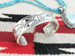 ナバホ　02-0460　RAY ADAKAI レイアダカイ作　Repousse（リポウズ） & スタンピング　ヘビーゲージ・ブレスレット　内周サイズM