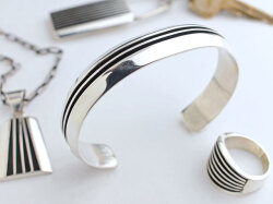 ナバホ　02-0021 Francis Jones フランシスジョーンズ作　エッジプレート　ブレスレット　1シルバーブレード&2ブラックトラック　12mm幅