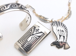 ホピ 27-0065MC ネイサン・フレッド2世 作 「マン・イン・メイズ」マネークリップ