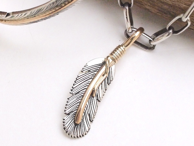 ナバホ 03-0723 ハーヴィー・メイス作 イーグルフェザー・ペンダント 
