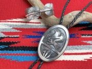 【1980年代後半製ビンテージ】ナバホ 04-0177 故ランディ・ショーティ作 フライングイーグル・オーバーレイ・ボロータイ