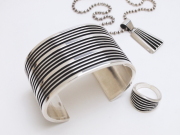 ナバホ 02-0438 Francis Jones フランシスジョーンズ作　エッジプレート・ニューエディション・ブレスレット 3x4x3シルバーブレード&13ブラックトラック 36mm幅