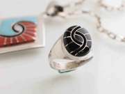 ズニ 11-0075 エイミー・ワイスレー作 チャネルインレイ・リング ブラックジェット 20号