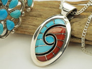 ズニ　13-0067　ディッキー・クアンデラシー作　ターコイズ＆赤サンゴ　『ハミングバード』チャネルインレイ・ペンダント