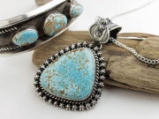 ナバホ　03-0627　ハッピー・ピアーソ作　ナンバーエイト・ターコイズ（ナチュラル）・ペンダント　※動画あり