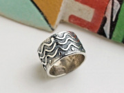 ホピ 21-0318 スティーブ・ラランス作 『ウォーターウェーブ』トゥーファキャスト・リング 14号