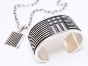 ナバホ 02-0475 Francis Jones フランシスジョーンズ作 エッジプレート・ニューエデイション・ブレスレット 9シルバーブレード&10ブラックトラック 31mm幅