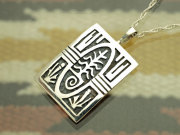 ホピ　23-0367　ウィリス・フミイェスティワ作　コーン＋プレイヤーフェザー・ペンダント