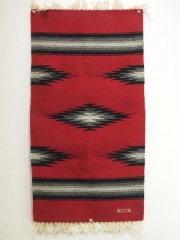 【2000年代初頭デッドストック】Ortega's オルテガ　841530-152　セリーナ・セラーノ作　手織りチマヨブランケット　38x76cm　"Ganado"＋チマヨ・ハイブリッドデザイン　カーディナルレッド