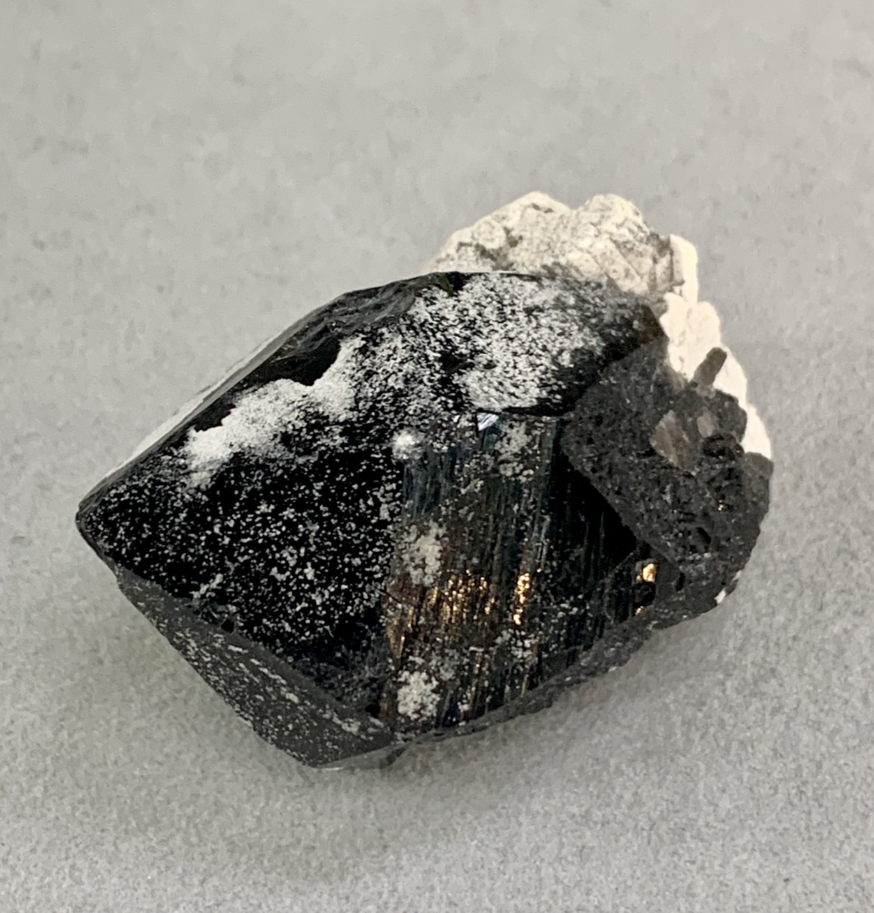 天然モリオン 黒水晶 カルサイト エピドート 長石 共生 原石 705g