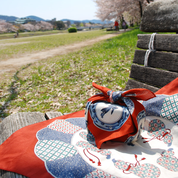 伊万里 綿 小 風呂敷 約50cm 【ひょうたん絵皿/朱】記念品 ノベルティ