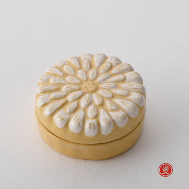 楽入窯 2025年新春作品 置上菊 [季節香合]