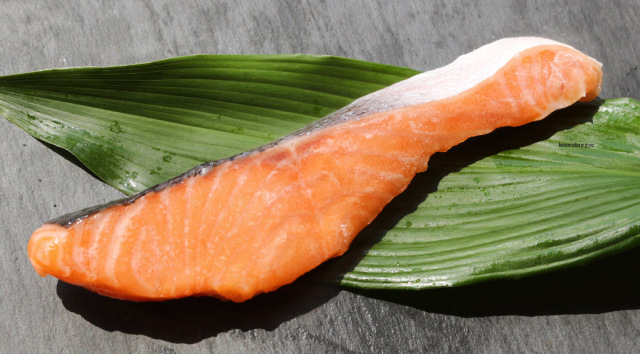 お刺身用ノルウェーサーモンを使った贅沢な鮭の汐干しです