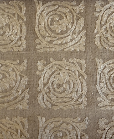 Pure Scroll Embroidery236613  136cmx１Ｍ以上１０ｃｍ単位でカット販売　(海外取寄せ)