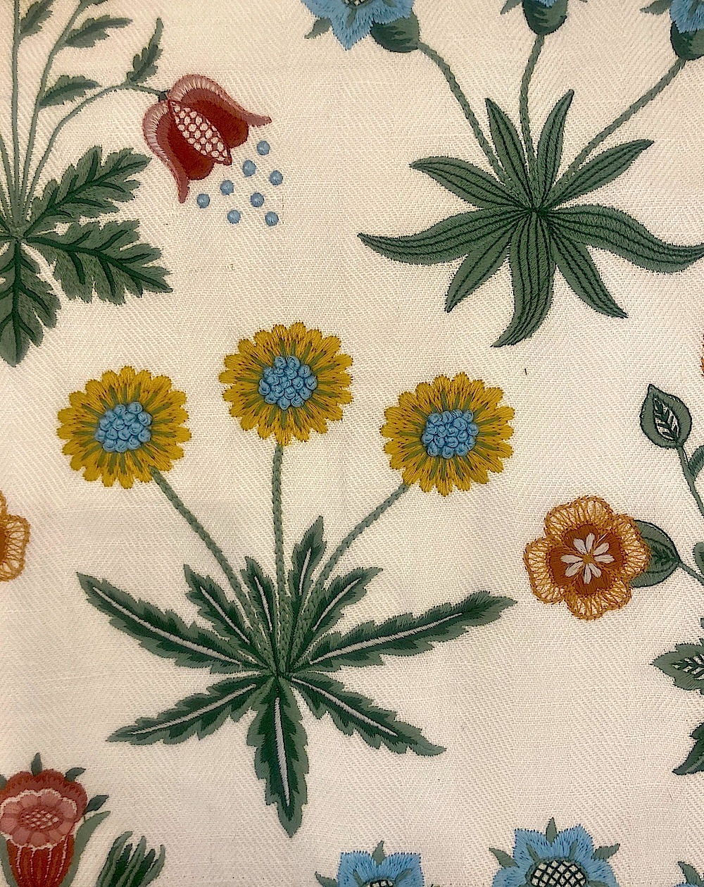 W.モリスEmery Walker's House Collectionより"Daisy Embroidery237310" 128cmx1ｍ以上10cm単位でカット(海外取寄せ)