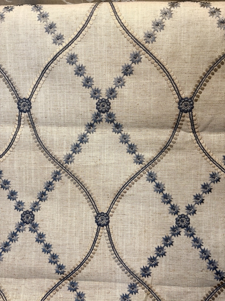 Apsley Embroidery21005（海外取り寄せ） 134cmx60cm2枚以上で５％OFF