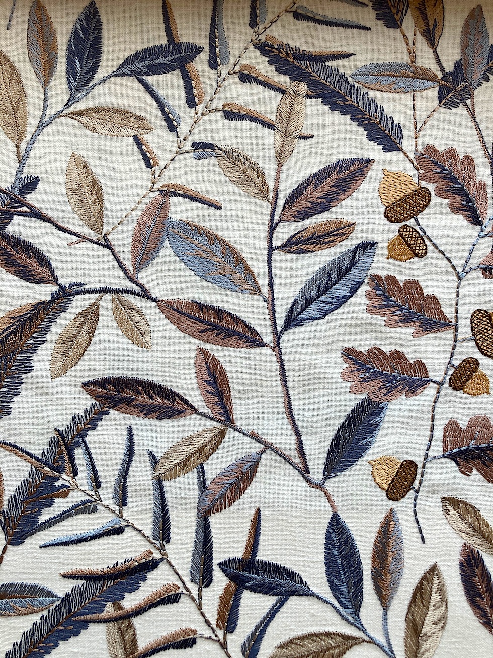 英国ナショナルトラスト記念コレクションコレクション by Sandersonより"Quercus237191 140cmx50ｃｍ単位でカット販売2枚以上＋会員登録で5%OFF　(海外取寄せ)