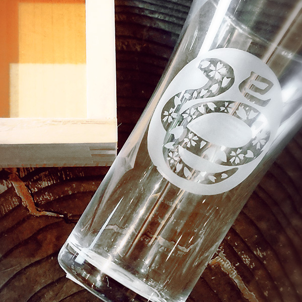 【かわら版131号掲載】 HIROガラス工房 干支桝（ます）付きグラス～今年は復活・再生の己巳の年に