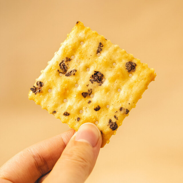 贅沢トリュフ味ライ麦クラッカー