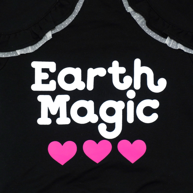 アースマジック EARTHMAGIC 裾ファー＆ショルダーフリルデザイン裏毛トレーナー クロ ピンク ファーマフィーアップリケ 2021秋冬