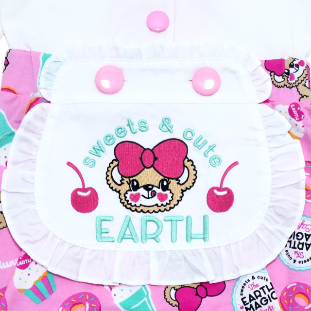 アースマジック EARTHMAGIC Cafe総柄エプロン付きワンピース ペールピンク ラベンダー マフィー 刺繍 2022秋冬