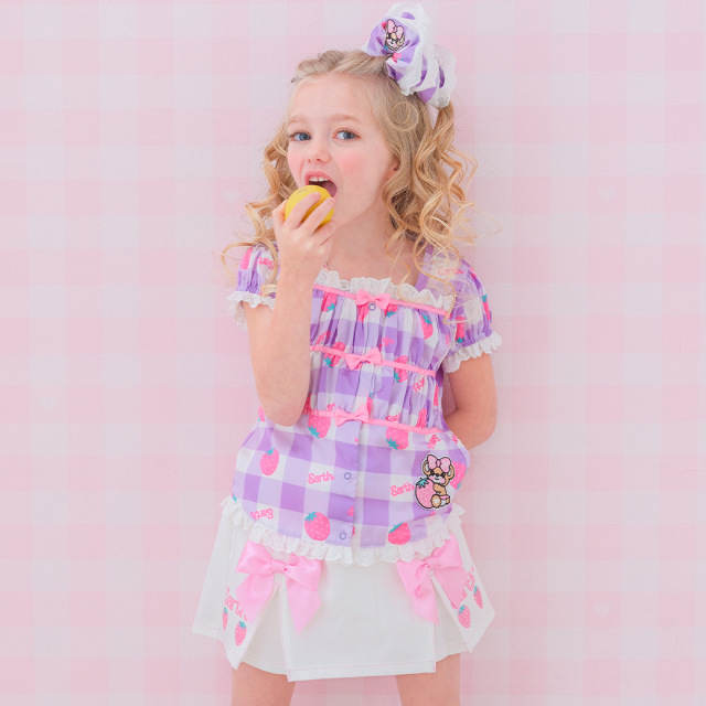 アースマジック EARTHMAGIC ギンガムチェックストロベリー柄ブラウス マフィー クロ ラベンダー 半袖 2024春