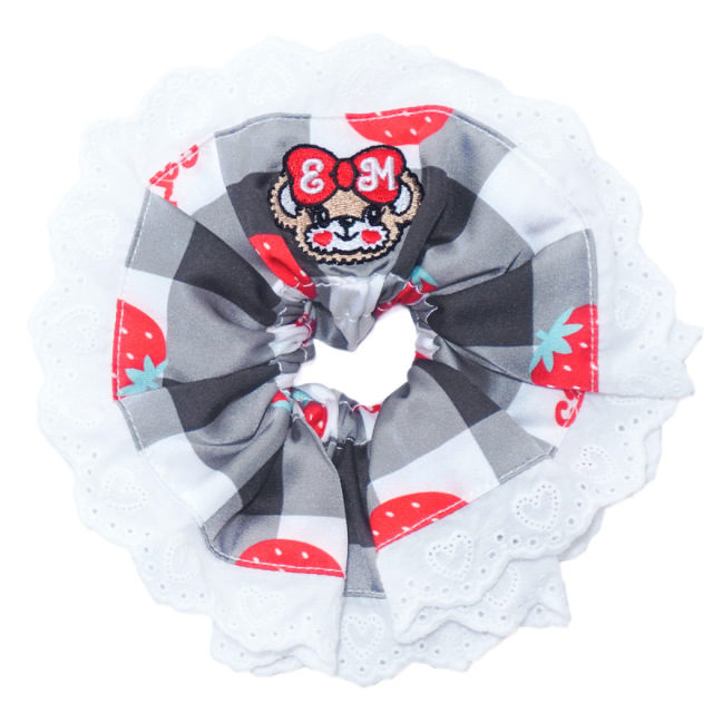 アースマジック EARTHMAGIC ギンガムチェックストロベリー柄シュシュ マフィー クロ ラベンダー ヘアアクセサリー 2024春