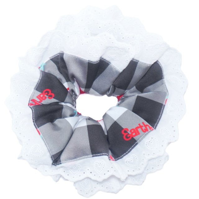 アースマジック EARTHMAGIC ギンガムチェックストロベリー柄シュシュ マフィー クロ ラベンダー ヘアアクセサリー 2024春