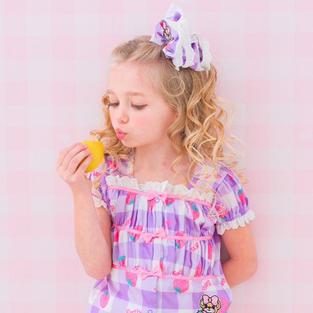 アースマジック EARTHMAGIC ギンガムチェックストロベリー柄シュシュ マフィー クロ ラベンダー ヘアアクセサリー 2024春