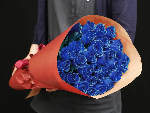 ２８本の青い煌薔薇の花束〜きらきら輝くバラの宝石（花言葉カード付き） 【プロポーズ・誕生日・結婚記念日・母の日・卒園入園祝い・卒業入学祝い・退任退職祝い・出産祝い・長寿祝いにおすすめ】【送料一律1800円（※一部地域を除く）】