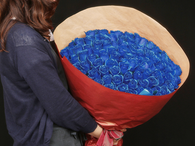 ９９本の青い煌薔薇の花束〜きらきら輝くバラの宝石（花言葉カード付き） 【プロポーズ・誕生日・結婚記念日・母の日・卒園入園祝い・卒業入学祝い・退任退職祝い・出産祝い・長寿祝いにおすすめ】【送料一律1800円（※一部地域を除く）】