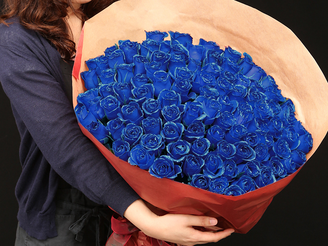 １００本の青い煌薔薇の花束〜きらきら輝くバラの宝石（花言葉カード付き） 【プロポーズ・誕生日・結婚記念日・母の日・卒園入園祝い・卒業入学祝い・退任退職祝い・出産祝い・長寿祝いにおすすめ】【送料一律1800円（※一部地域を除く）】