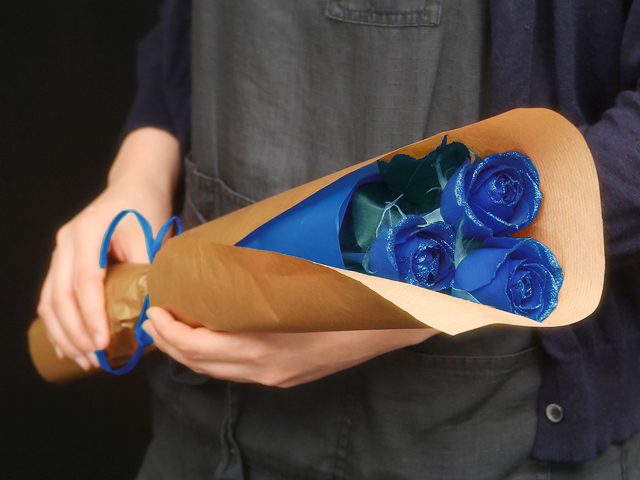 ３本の青い煌薔薇の花束〜きらきら輝くバラの宝石（花言葉カード付き） 【プロポーズ・誕生日・結婚記念日・母の日・卒園入園祝い・卒業入学祝い・退任退職祝い・出産祝い・長寿祝いにおすすめ】【送料一律1800円（※一部地域を除く）】
