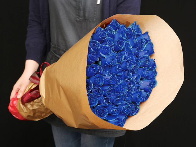 ６３本の青い煌薔薇の花束〜きらきら輝くバラの宝石（花言葉カード付き） 【プロポーズ・誕生日・結婚記念日・母の日・卒園入園祝い・卒業入学祝い・退任退職祝い・出産祝い・長寿祝いにおすすめ】【送料一律1800円（※一部地域を除く）】