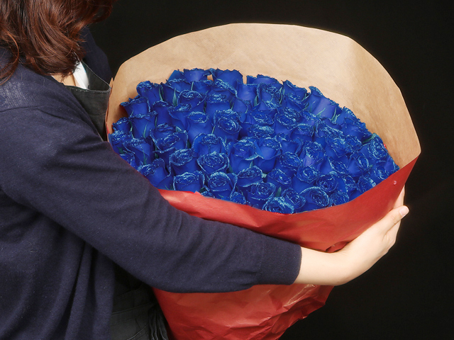 ８８本の青い煌薔薇の花束〜きらきら輝くバラの宝石（花言葉カード付き） 【プロポーズ・誕生日・結婚記念日・母の日・卒園入園祝い・卒業入学祝い・退任退職祝い・出産祝い・長寿祝いにおすすめ】【送料一律1800円（※一部地域を除く）】