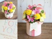 【生花】ギンガムチェックリボンのアレンジメント～可愛いタグ付き丸形BOX～【誕生日・結婚記念日・母の日・卒園入園祝い・卒業入学祝い・退任退職祝い・出産祝い・発表会・長寿祝いにおすすめ】【送料無料（※一部地域を除く）】