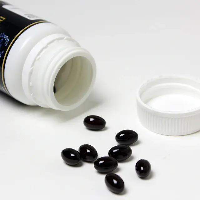 プロポリスDHA＆EPAソフトカプセルがボトルから出されている様子。健康補助食品
