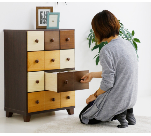 洋風箪笥　レトロ家具　木製チェスト　引出し4段　洋たんす　飾りタイル　タンス チェスト 60 完成品 4段 ローチェスト たんす タンス 箪笥 北欧 モダン